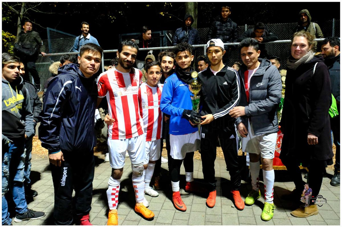 Die Spieler des FC Yaran stehen nebeneinander und freuen sich über den Pokal für den zweiten Platz