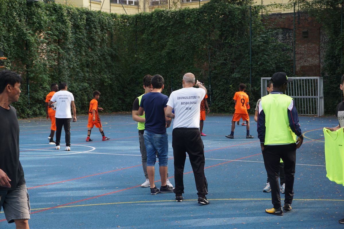 Jugendliche spielen in einem Soccercourt