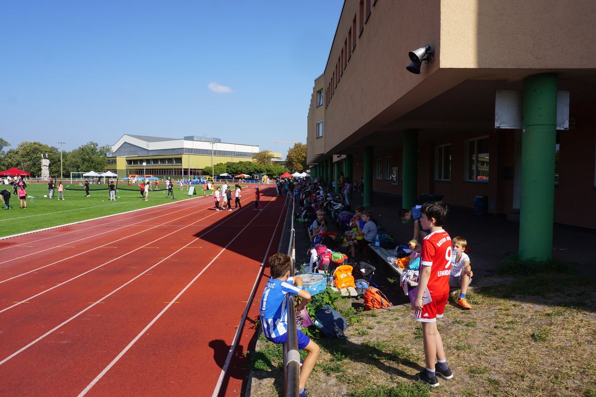 der Sportplatz besteht aus einer Tartanbahn und einem Fußballfeld