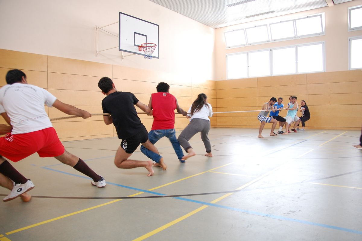 Menschen beim Tauziehen