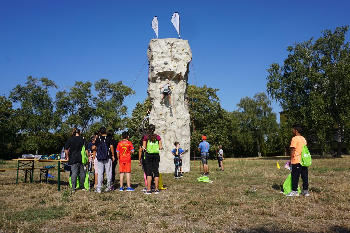 Kinder klettern den Kletterturm hoch